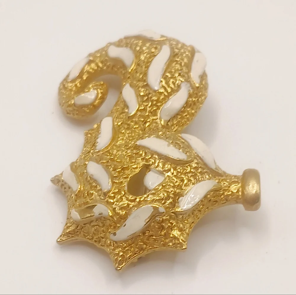 Unsigned Gold Tone Seahorse Brooch 1.5" - Picture 4 of 6